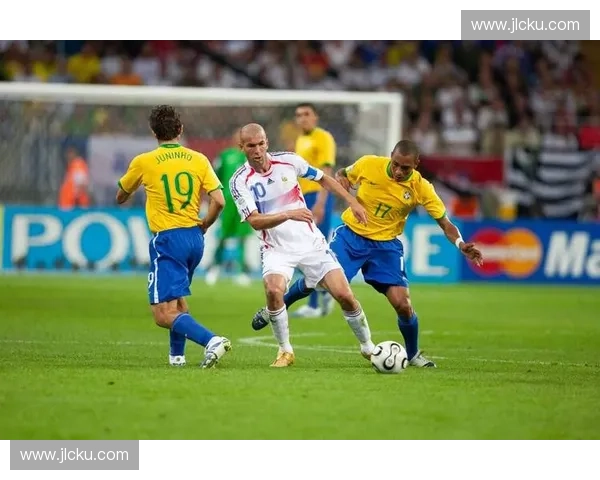 2002年韩日世界杯精彩瞬间与传奇球星赛场风采回顾